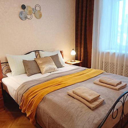Old Town Retreat With Stunning Views 2 Bedroom Apartment Nearby The Church Of Saint Peter Riga Luaran gambar