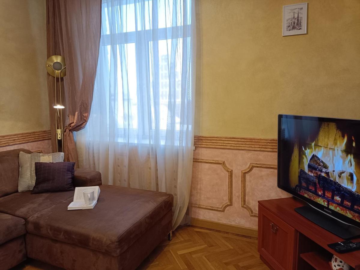 Old Town Retreat With Stunning Views 2 Bedroom Apartment Nearby The Church Of Saint Peter Riga Luaran gambar