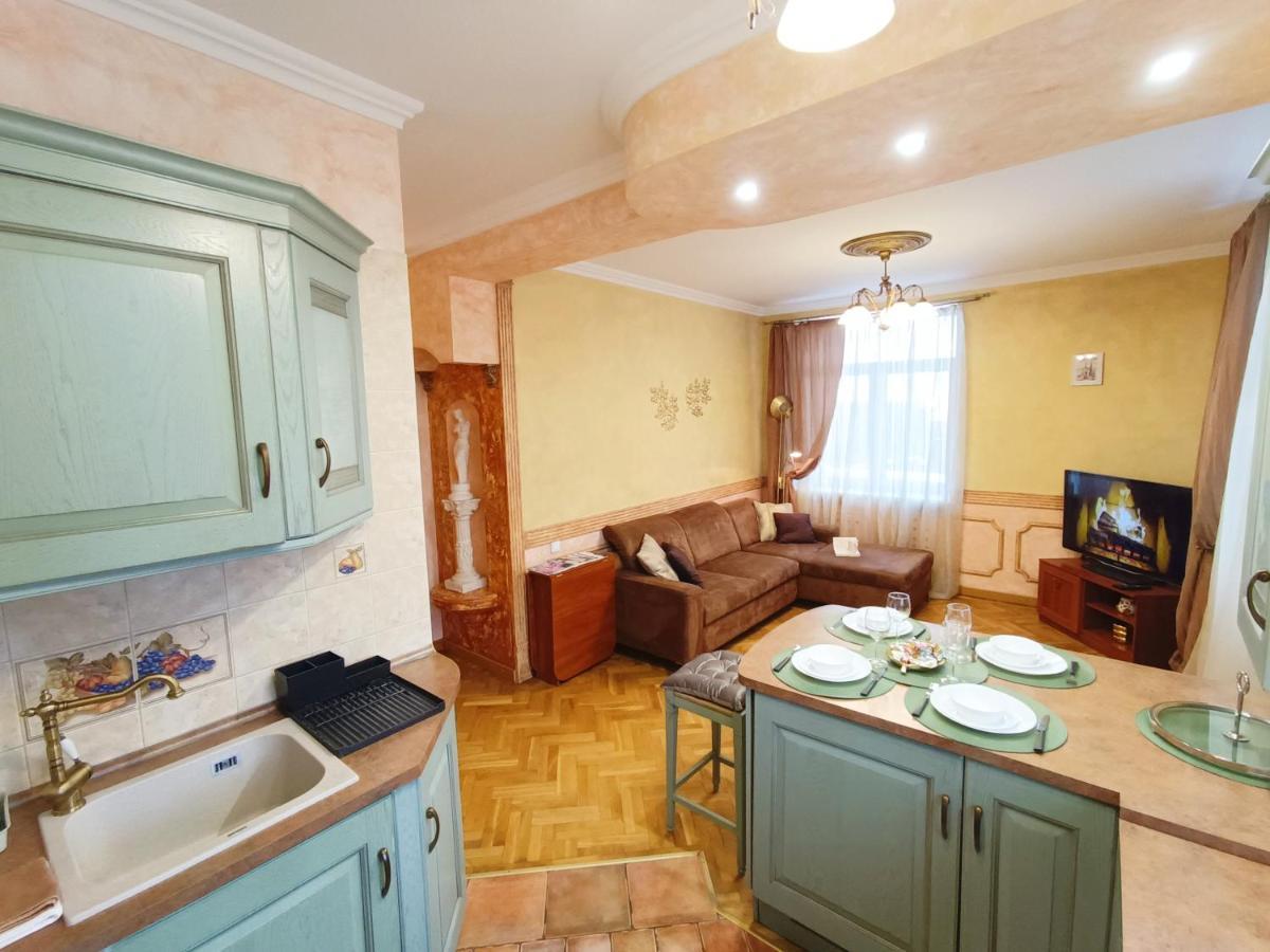 Old Town Retreat With Stunning Views 2 Bedroom Apartment Nearby The Church Of Saint Peter Riga Luaran gambar