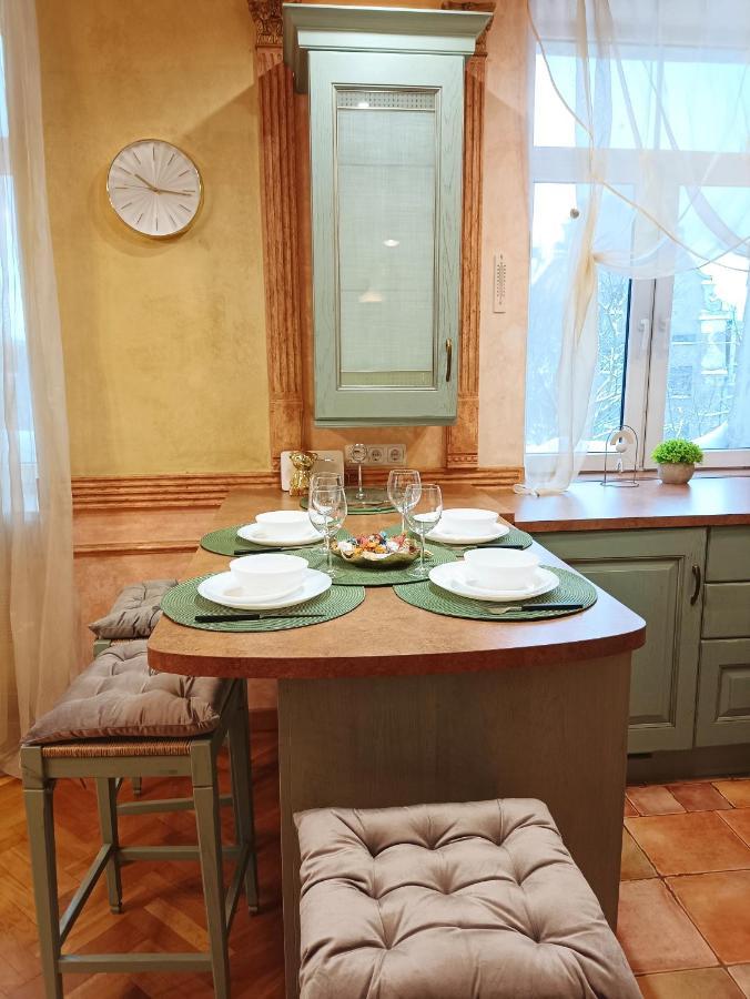 Old Town Retreat With Stunning Views 2 Bedroom Apartment Nearby The Church Of Saint Peter Riga Luaran gambar