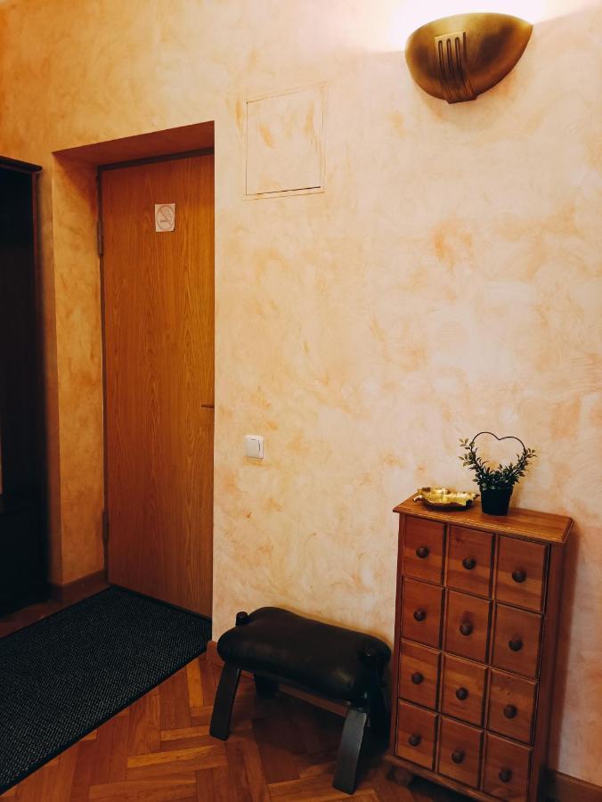 Old Town Retreat With Stunning Views 2 Bedroom Apartment Nearby The Church Of Saint Peter Riga Luaran gambar