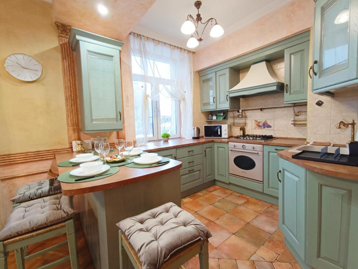 Old Town Retreat With Stunning Views 2 Bedroom Apartment Nearby The Church Of Saint Peter Riga Luaran gambar